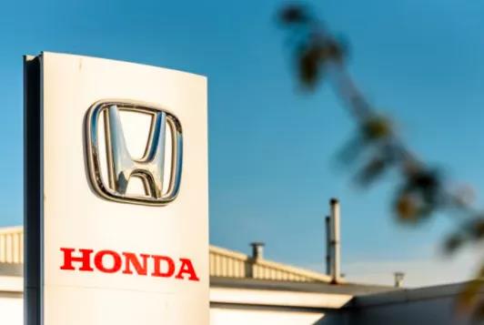 港口嚴(yán)重?fù)矶?，卡車排?duì)數(shù)公里！各大船公司取消樞紐港靠泊，港口貨運(yùn)量暴跌！