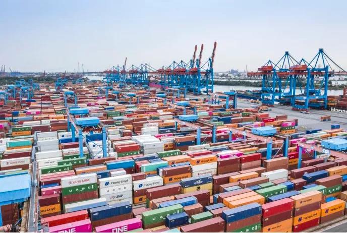 港口嚴(yán)重?fù)矶?，卡車排?duì)數(shù)公里！各大船公司取消樞紐港靠泊，港口貨運(yùn)量暴跌！