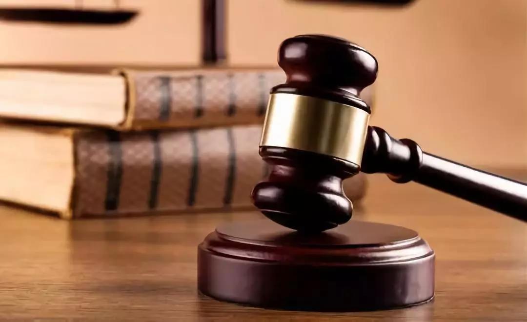 貨主在貨物運輸途中要求退運或者改港，造成的損失該由誰承擔？