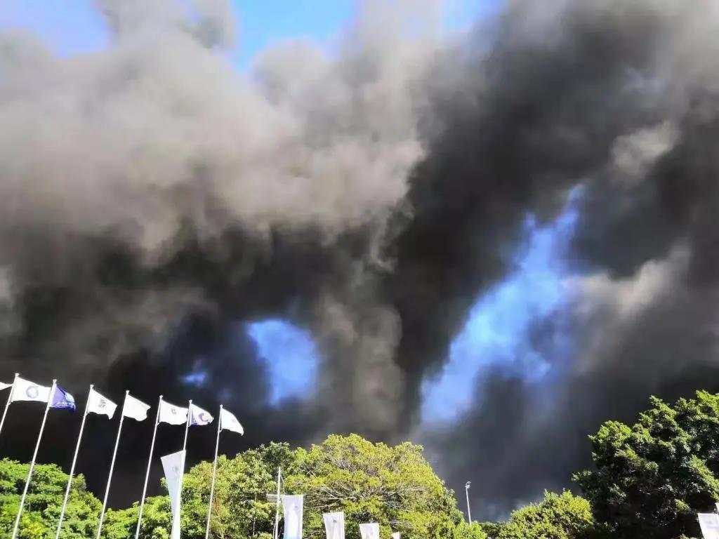 深圳鹽田一物流園突發(fā)起火，事發(fā)現(xiàn)場黑煙滾滾，受困3人已被救出