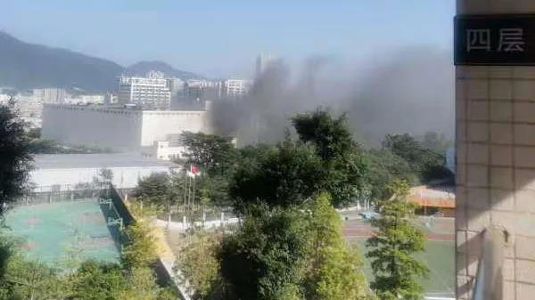 深圳鹽田一物流園突發(fā)起火，事發(fā)現(xiàn)場黑煙滾滾，受困3人已被救出