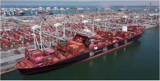 赫伯羅特超大型集裝箱船在蘇伊士運(yùn)河擱淺，運(yùn)河通航受阻