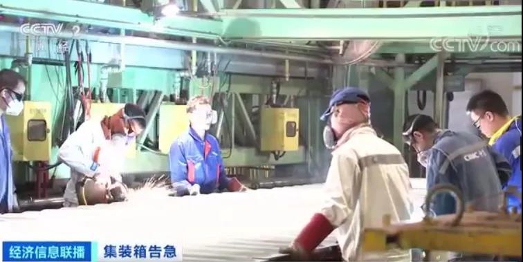 緊缺！拖車司機碼頭排隊領(lǐng)集裝箱 訂單排到明年3月