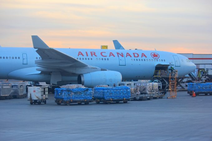 海運(yùn)運(yùn)價(jià)高漲和缺柜將更多貨代推向空運(yùn)，航空公司加碼組建貨機(jī)擴(kuò)大貨運(yùn)業(yè)務(wù)