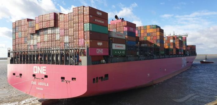 事故丨至少100個(gè)集裝箱落水！ONE一艘大型集裝箱船遭遇惡劣天氣，有掛靠國內(nèi)港口