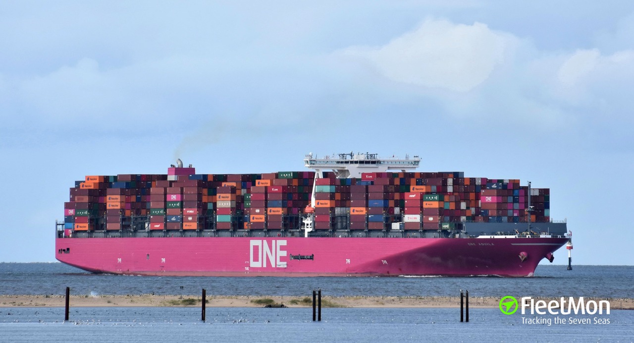 事故丨至少100個(gè)集裝箱落水！ONE一艘大型集裝箱船遭遇惡劣天氣，有掛靠國內(nèi)港口