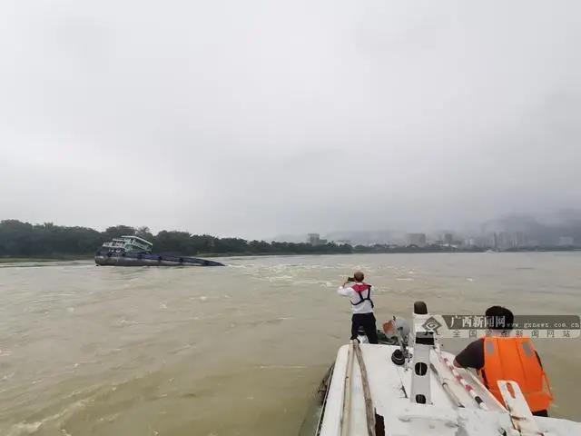 急！一裝載1850噸石渣的貨船觸礁 302艘船被堵