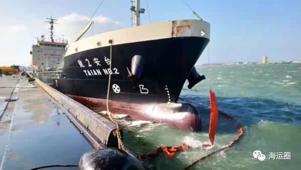 臺灣最大加油船撞上碼頭！超3000升燃油泄漏！