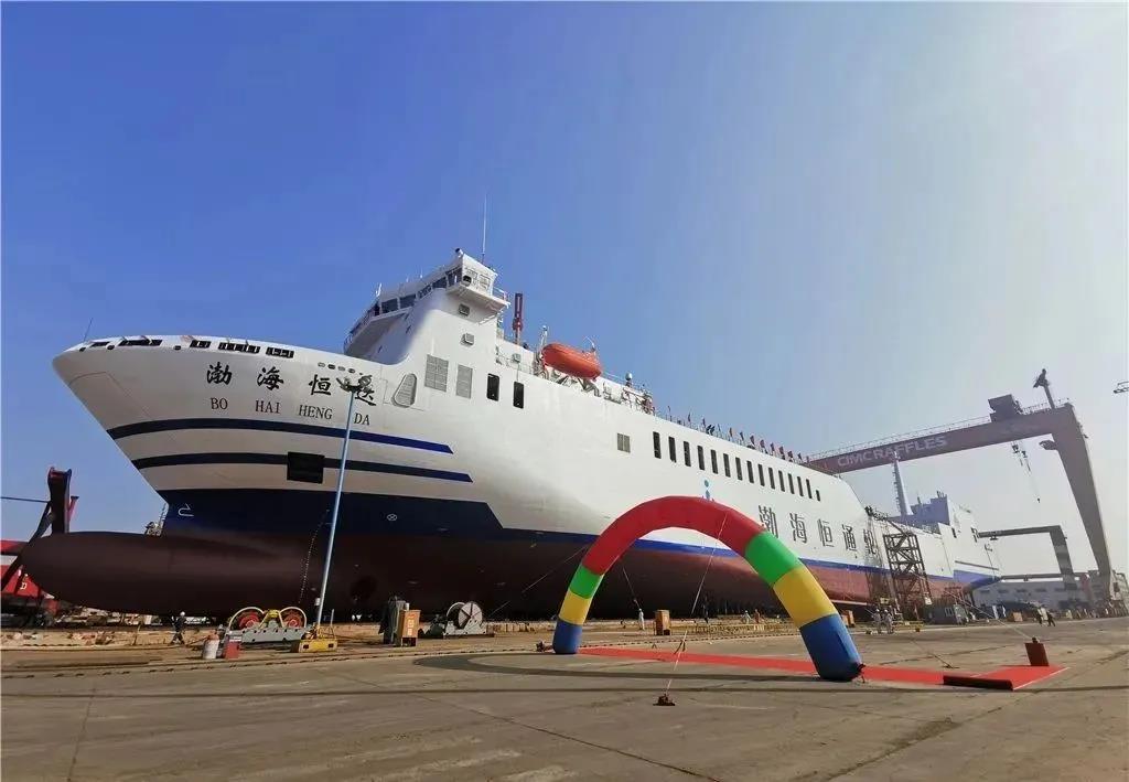 亞洲最大！一船可拉走整個(gè)足球場(chǎng)的車！中集來(lái)福士建造的“渤海恒達(dá)”輪下水
