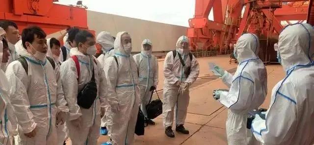 首次！40萬噸級礦石船入境?？繜熍_進(jìn)行人員輪換