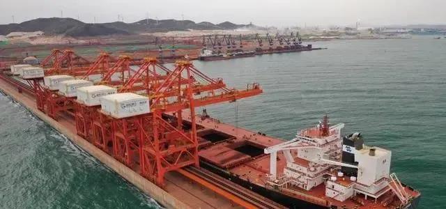 首次！40萬噸級礦石船入境?？繜熍_進(jìn)行人員輪換