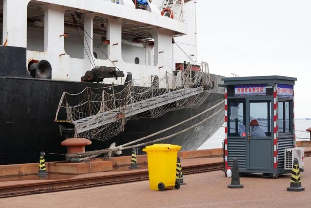 重磅！上海完成疫情以來國(guó)內(nèi)首例外籍船員港口換班作業(yè)