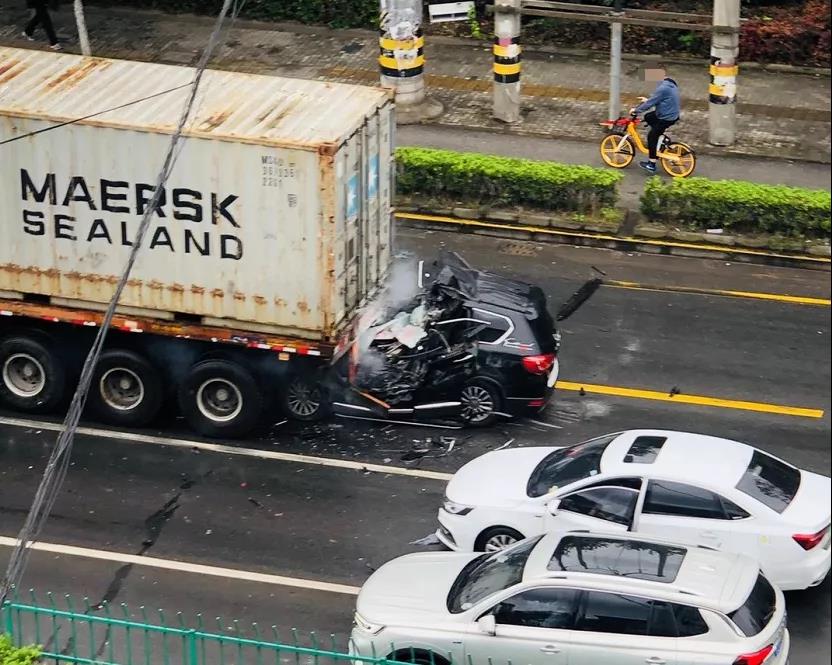 突發(fā)丨集裝箱拖車被追尾，現(xiàn)場慘不忍睹，道路千萬條，安全第一條！